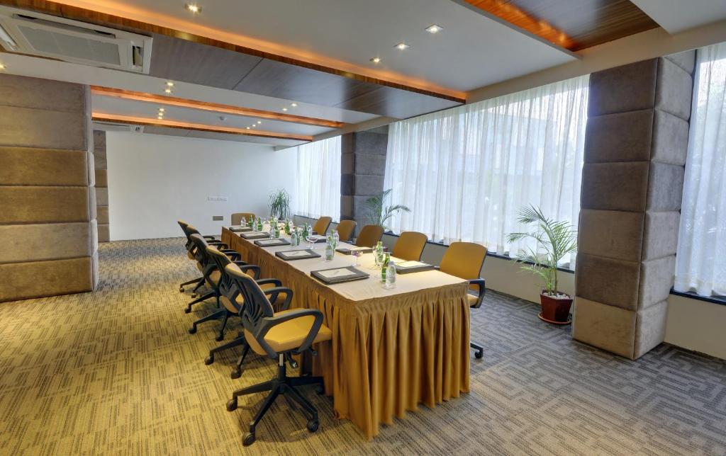 Boulevard 9 Luxury Resort & Spa Nadiad Luaran gambar